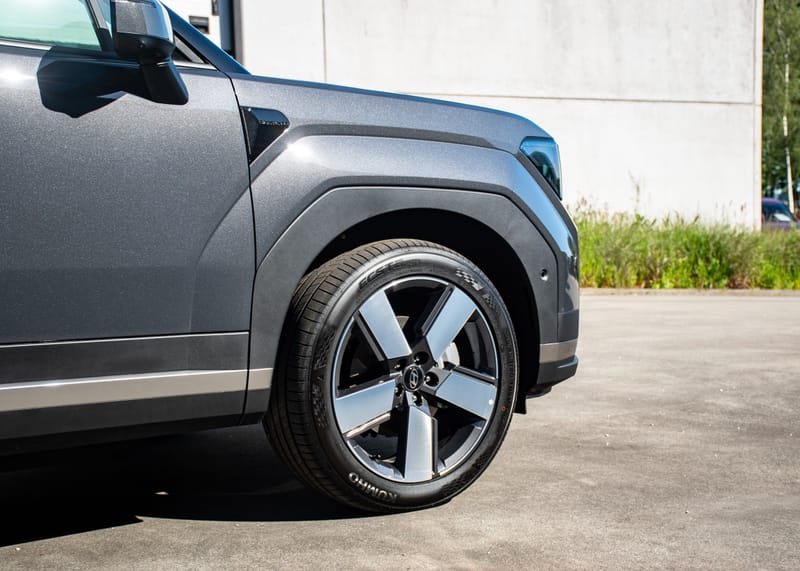 Stockfoto Hyundai Santa Fe exterieur, detail van velg en voorscherm