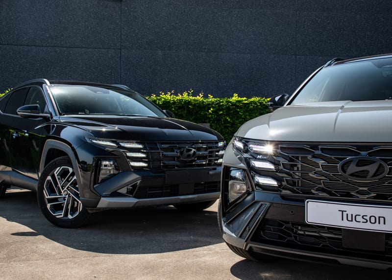 Stockfoto Hyundai Tucson exterieur, vooraanzicht van twee wagens naast elkaar