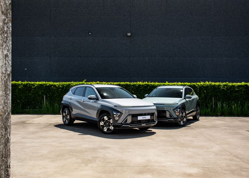 Stockfoto Hyundai Kona exterieur, driekwart vooraanzicht van twee wagens