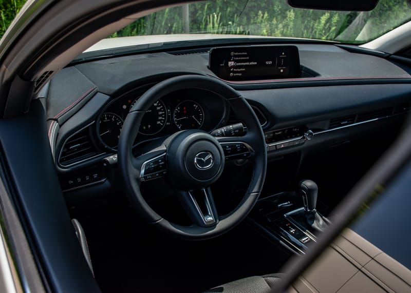 Stockfoto Mazda CX-30 interieur, dashboard en stuurwiel