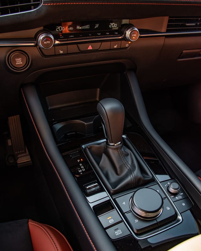 Stockfoto Mazda CX-30 interieur, detail van middenconsole en versnellingspook
