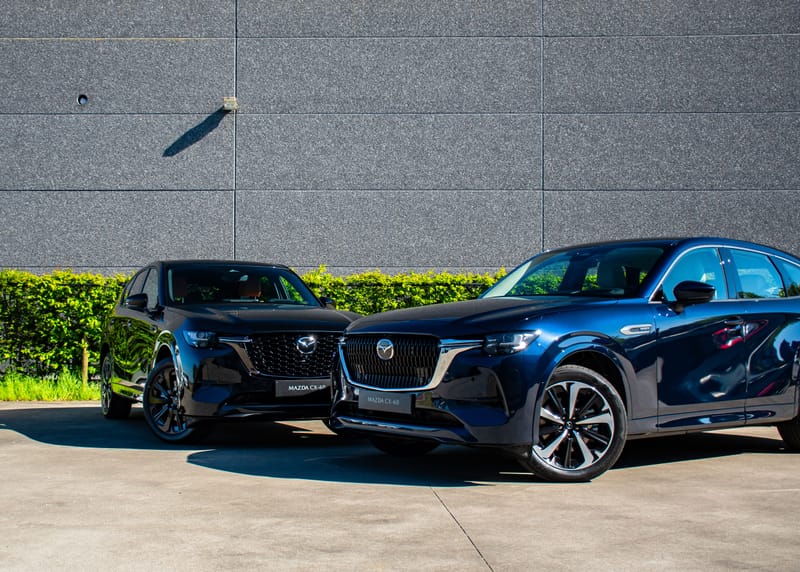 Stockfoto Mazda CX-60 exterieur, driekwart vooraanzicht van twee wagens