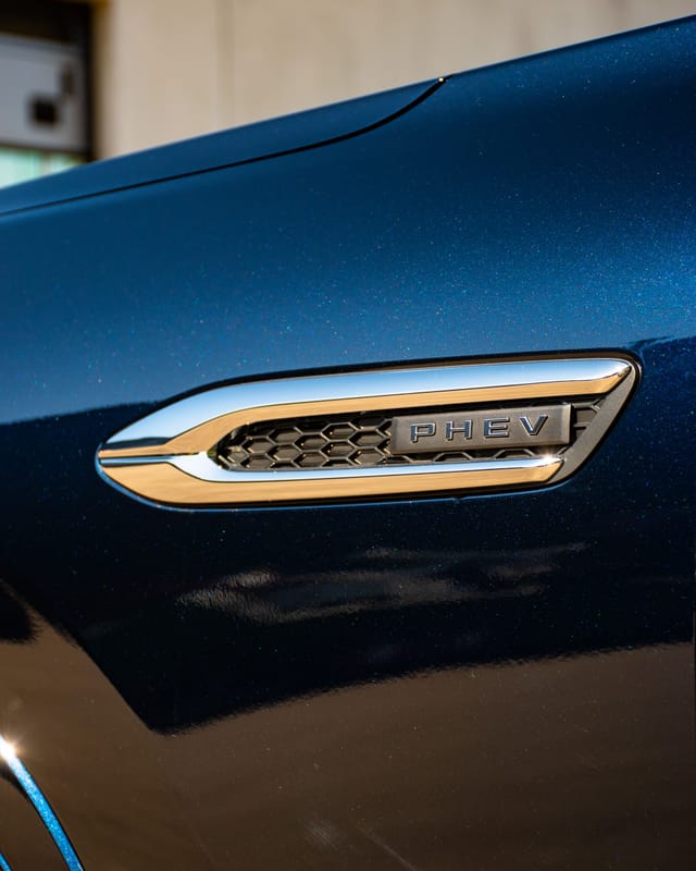 Stockfoto Mazda CX-60 exterieur, detail van het PHEV-embleem op het voorscherm