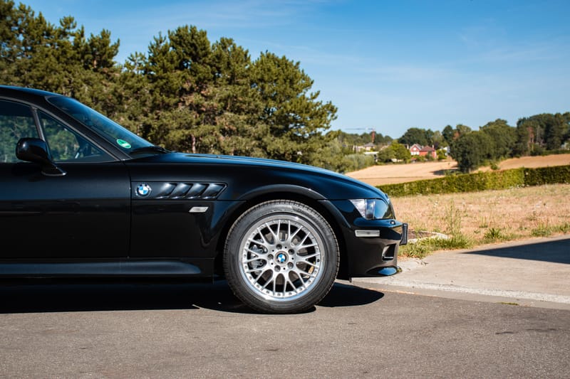 Stockfoto BMW Z3 Coupé exterieur, detail van voorscherm en velg
