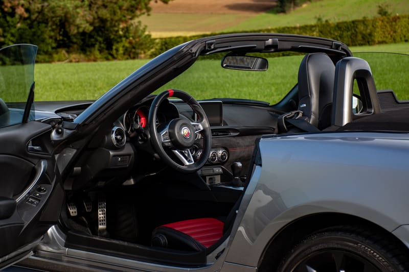 Stockfoto Abarth 124 Spider interieur, zicht op dashboard en zetels