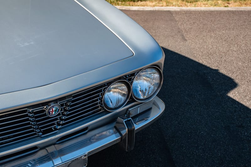 Stockfoto Alfa Romeo GTV exterieur, detail van koplampen en grille