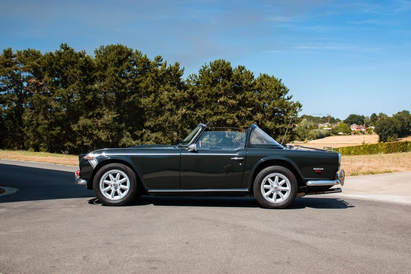 Stockfoto Triumph TR250 exterieur, zijaanzicht