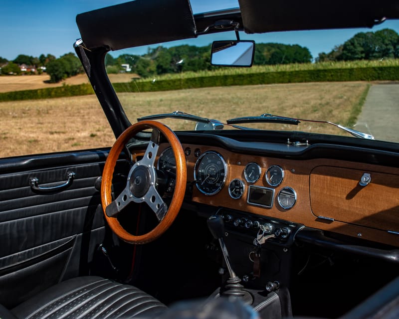 Stockfoto Triumph TR4 interieur, houten dashboard en stuurwiel